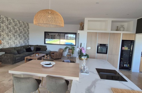 Chusclan Villa | Exceptional contemporary villa - calm, spa pool & nature views