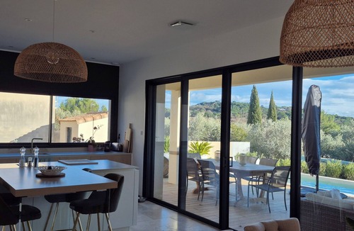 Chusclan Villa | Exceptional contemporary villa - calm, spa pool & nature views