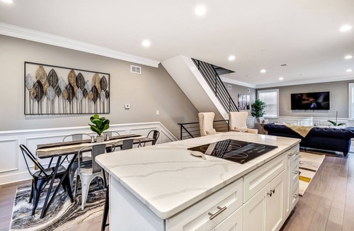 East Passyunk Crossing House | Exceptional Downtown Townhome w/Roofdeck -4Bd/3Bth