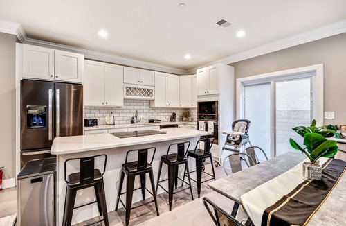 East Passyunk Crossing House | Exceptional Downtown Townhome w/Roofdeck -4Bd/3Bth