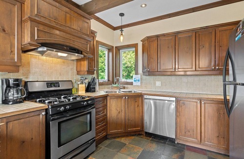 Lac-Superieur Ski Chalet | Exceptional Mont-Tremblant view Spa, Sauna, Billiards Summit of Dreams