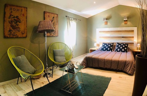 Beaucaire House | Exceptional Retreat: 2 Suites, Fully-Equipped Kitchen, Central Location