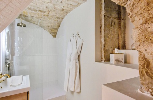 Paroisse Notre-Dame Apartment | Exceptional suite with jacuzzi and private sauna