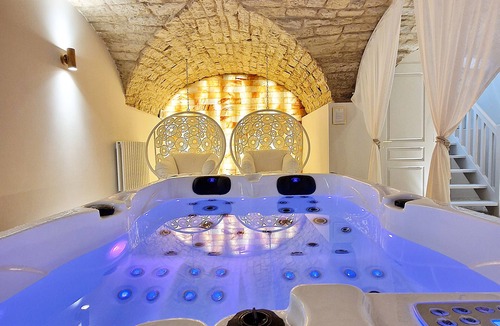 Paroisse Notre-Dame Apartment | Exceptional suite with jacuzzi and private sauna