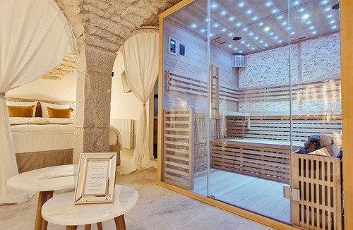 Paroisse Notre-Dame Apartment | Exceptional suite with jacuzzi and private sauna