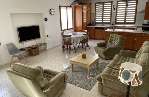 Chambellay House | Exceptional view and direct access to the Mayenne opposite the towpath