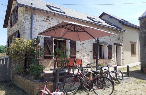 Chambellay House | Exceptional view and direct access to the Mayenne opposite the towpath