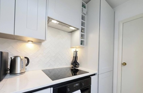 Holland Park Apartment | Exclusive 2 Bedroom Flat in Holland Park!