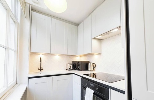 Holland Park Apartment | Exclusive 2 Bedroom Flat in Holland Park!