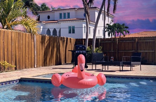 North Bay Village House | ⭐️EXCLUSIVE BLUE HOUSE - 5 BR 3 BR - 👙POOL & BBQ