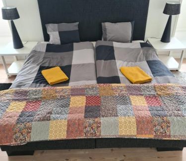 Frederikshavn Apartment | Exclusive boende Suite 2 med 4 bäddar i stort sovrum varav 2 bäddar kan stänga om sig