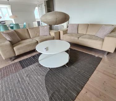 Frederikshavn Apartment | Exclusive boende Suite 2 med 4 bäddar i stort sovrum varav 2 bäddar kan stänga om sig