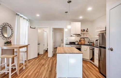 People's Freeway Apartment | Exclusive Hot Tub use near Trax Line downtown