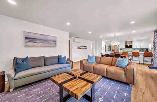 Three Lakes House | Exclusive Lakefront For 10 with Sauna, Kayaks