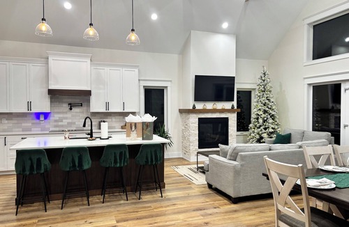 Dandridge House | Exclusive Lakefront Retreat - nSpacious 5 bdr house in Dandridge on Douglas Lake