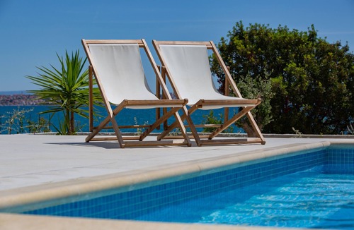 Seget Donji Apartment | EXCLUSIVE LOCATION DIRECTLY ON THE BEACH! NEW OPEN SWIMMING POOL!