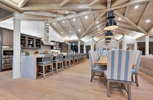 Athens House | Exclusive Ranch Retreat | Private Lakes & Expansive Lawn for Events