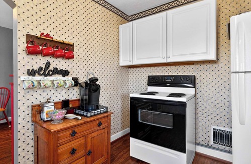 Rockcreek Lexington Road Apartment | Exclusive two-story retreat close to attractions!