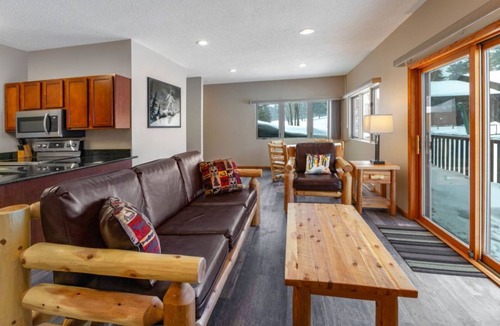 Iron Mountain Condo | Exclusive Upper Cedar Haus Escape | Scenic Views
