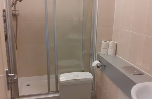 Alton Hostel | Exclusive use hostel with large kitchen, dining room, lounge and en-suite dorms.