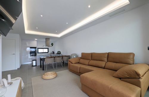 Los Montesinos House | Exclusive Villa with Jacuzzi, Private Pool, Wi-Fi, and Air Conditioning