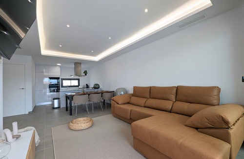 Los Montesinos House | Exclusive Villa with Jacuzzi, Private Pool, Wi-Fi, and Air Conditioning
