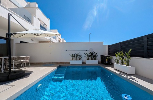 Los Montesinos House | Exclusive Villa with Jacuzzi, Private Pool, Wi-Fi, and Air Conditioning