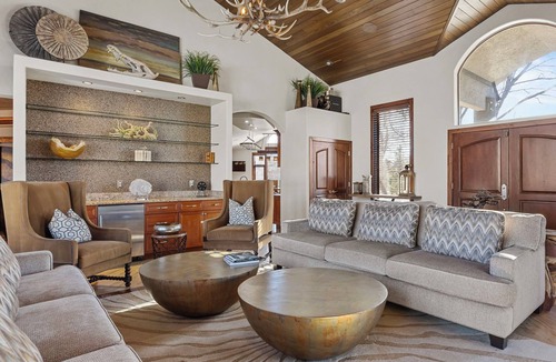 Foxfield House | Exclusive Villa with Expansive Space &Private Bar