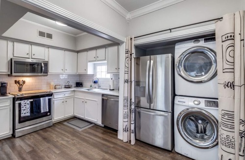 Oak Lawn Apartment | Executive 1BR in Oak Lawn, Courtyard, Work Space, Gated Community