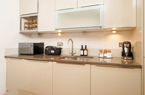 Dartford Apartment | Executive 1BR Zone1 | Smart TVs+Fast Wi-Fi