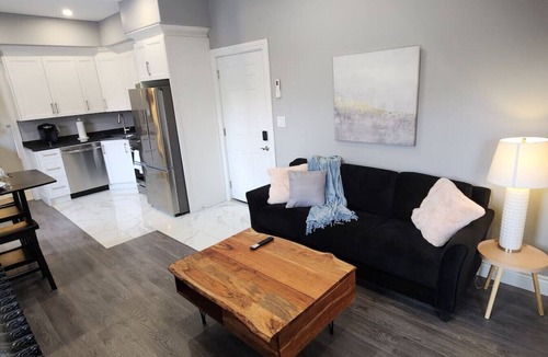 Walkerville Bed & Breakfast | Executive 2BD 58` TV+Wifi+AC+Parking+Kitchen