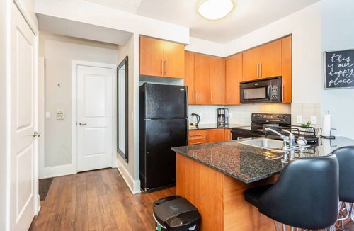 Downtown Mississauga Condo | Executive 2BR/2BA Condo-Steps to Square One Mall