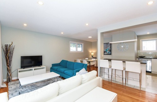 Ottawa Division Apartment | Executive | 3 Beds, 1 Bath | Modern | Sleeps 6