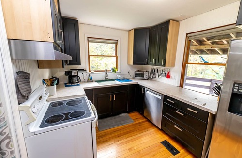 Sutton House | Executive 3BR Home. Dedicated Office - Quiet - Fully Furnished