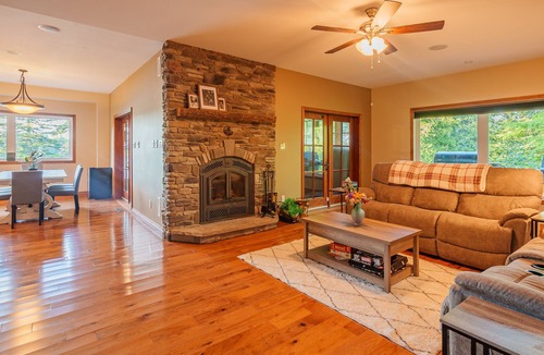 Lanark Highlands House | Executive 4 Season Lake House