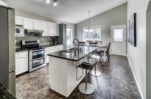 Southwest Calgary House | EXECUTIVE 5BD HOME | MINS TO SPRUCE MEADOWS