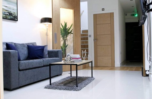 Sydenham Apartment | Executive Bright and Airy Studio in Sydenham