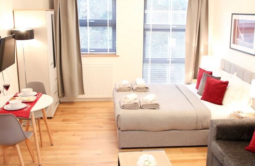 Sydenham Apartment | Executive Bright and Airy Studio in Sydenham