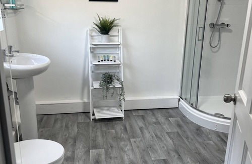 Willingham Apartment | Executive Ensuite With Bath and Countryside View