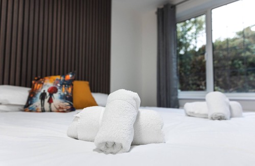 Willingham Apartment | Executive Ensuite With Bath and Countryside View