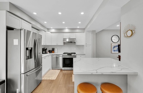 Lisgar House | Executive Family Home Near, Go, Shops, Hwy, Transit