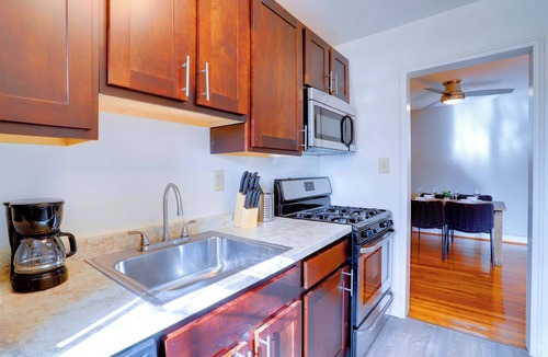 Northeast Alexandria Apartment | Executive-Friendly Apt in Old Town North | Gym