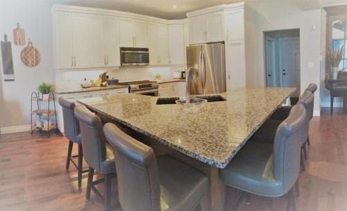 Rosemount House | Executive House easy access to Kitchener-Waterloo, Cambridge, Toronto, walk to restaurants