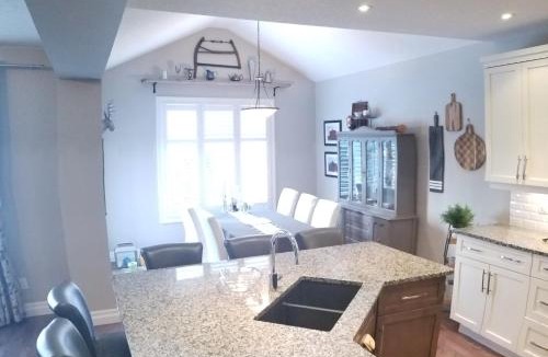 Rosemount House | Executive House easy access to Kitchener-Waterloo, Cambridge, Toronto, walk to restaurants
