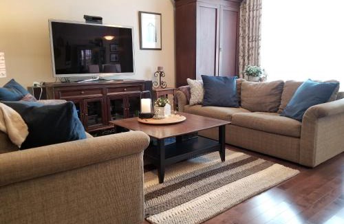 Rosemount House | Executive House easy access to Kitchener-Waterloo, Cambridge, Toronto, walk to restaurants