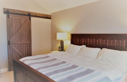 Rosemount House | Executive House easy access to Kitchener-Waterloo, Cambridge, Toronto, walk to restaurants