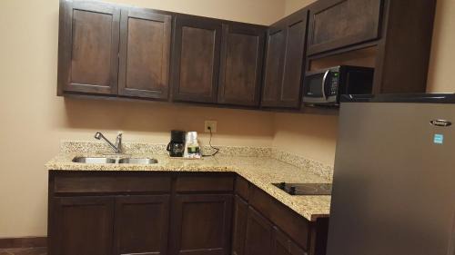 Floresville Hotel | Executive Inn & Suites