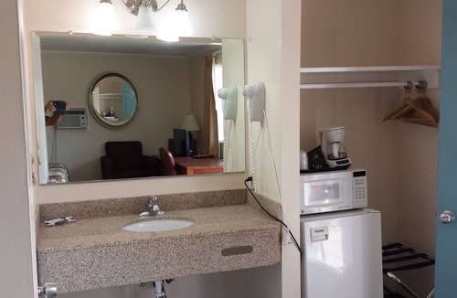 Lakeview Hotel | Executive Inn & Suites