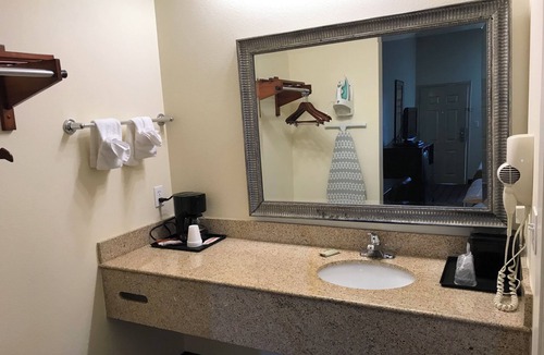 Pittsburg Hotel | Executive Inn & Suites