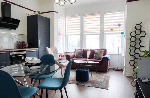 Westcliff-on-Sea House | Executive King size 1-bedroom Contractor friendly - Free Parking!